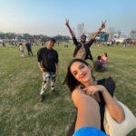 Ahsaas Channa Instagram - Lollapalooza lewk with my concert buds. @lollaindia @baskarabhi @ishaniyat Mahalaxmi Race Course
