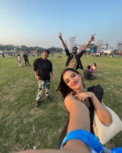 Ahsaas Channa Instagram - Lollapalooza lewk with my concert buds. 

@lollaindia 
@baskarabhi @ishaniyat
