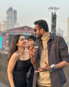 Ahsaas Channa Instagram - Lollapalooza lewk with my concert buds. @lollaindia @baskarabhi @ishaniyat Mahalaxmi Race Course