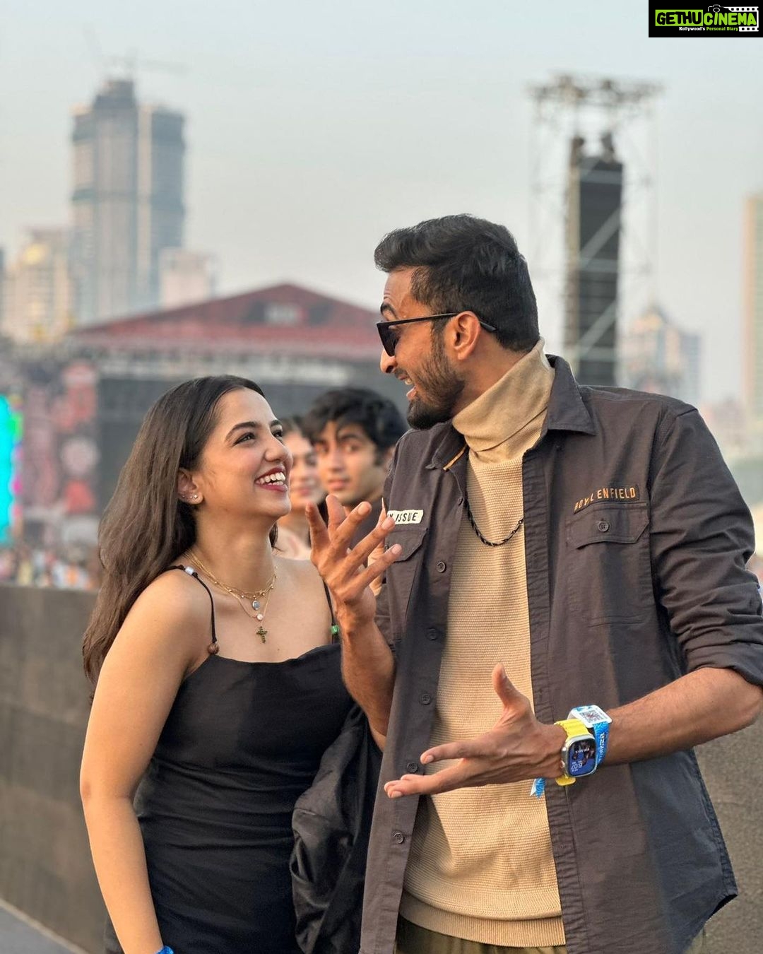 Ahsaas Channa - 406.7K Likes - Lollapalooza lewk with my concert buds.
@lollaindia
@baskarabhi @ishaniyat
