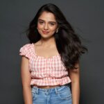 Ahsaas Channa Instagram – Does it feel like everything’s just like second best after that meteor strike? 

📸 @aniphotoguy 
Makeup @ritikaturakhia01 
Hair @andajpatel 
Assisted by @tanvi.r.kothari
