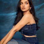 Ahsaas Channa Instagram – It’s INDIGO season 💙
 (Only Kim Namjoon fans know what I’m talking about) 

📸 @mohitvaru 
Styled by @stylebykayal 
Makeup by @ritikaturakhia01 
Assisted by @tanvi.r.kothari 
Hair by @andajpatel

💙💙💙💙💙💙💙💙💙
 

Outfit : @khhouseofkhaddar 
Jewels : @thecactistore
Shoes : @londonrag_in @zaamo.official