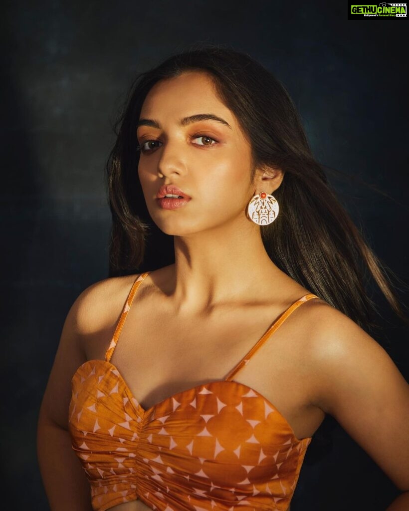 Ahsaas Channa Instagram - 📸 @mohitvaru Makeup by @ritikaturakhia01 Assisted by @tanvi.r.kothari Hair by @andajpatel Styled by @stylebykayal 🏵️🏵️🏵️🏵️🏵️🏵️🏵️ Outfit : @littlethingstudio Jewels : @gaiatreelabel Shoes : @londonrag_in @zaamo.official