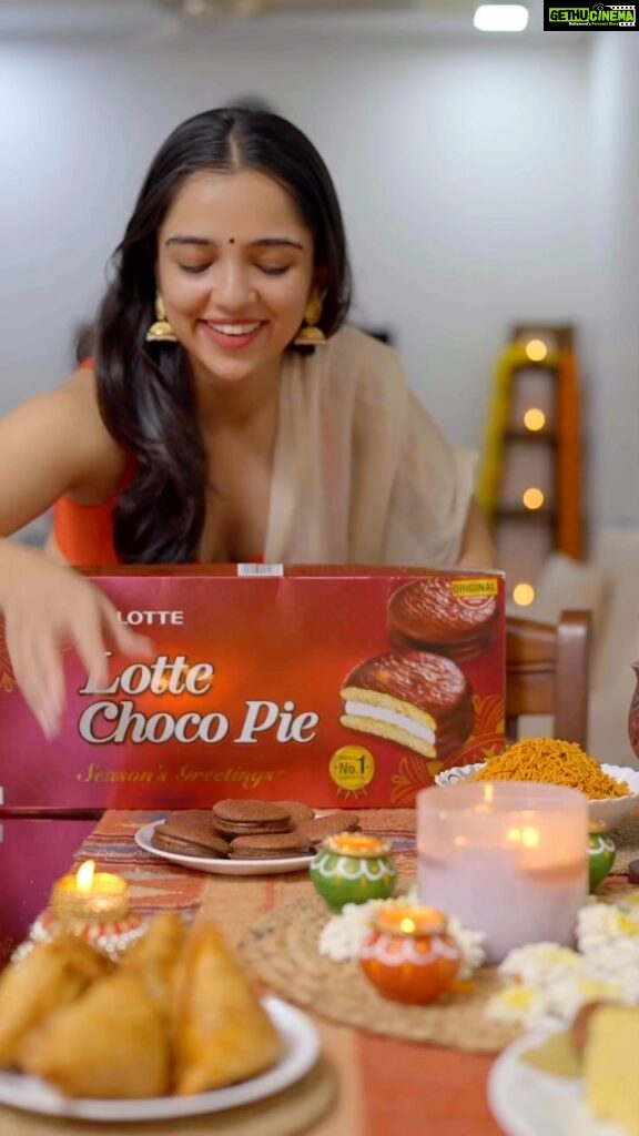 Ahsaas Channa Instagram - For me, Diwali is all about family time. Be it dressing up, visiting relatives, doing puja at home or sharing a delicious meal, the highlight is the time I spend with my loved ones. What makes it even sweeter is sitting down after a meal and opening a box of Lotte Choco Pie. It reminds me of my childhood and brings out the child in me. There’s always one pie remaining in the end and all of us fighting over it. Diwali is all about celebrating these smaller joys. And Lotte Choco Pie is the most delicious of these joys! #LotteWaliDiwali #indiakapausebutton #lottechocopie #lotteindia