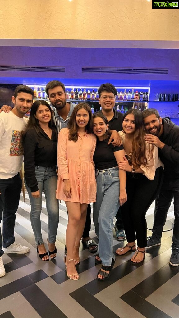 Ahsaas Channa Instagram - Celebrated the best friends 23rd and it was pretty awesome when we least expected it. All because the vibe at @saludgastropub is something else. You must go with your friends here. Especially when @faiz_rizvi1 is performing.