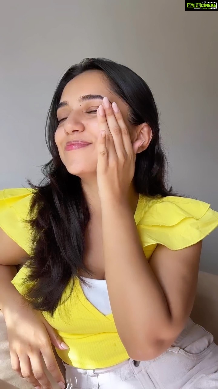 Ahsaas Channa Instagram - #collab @garnierindia’s vitamin c sheet mask helps you achieve bright, supple & glowing skin in just 15 minutes⏳ With 1 sheet mask having 1 bottle worth of vitamin c serum it feels like you’re getting a facial🍋 Backed with serious science 🧪 & the goodness of nature🍃, this sheet mask has become my go to for instant glow. Don’t believe me? Try it for yourself & let me know what you think in the comments below! #Garnier #Brightcomplete #VitaminC #Sheetmask #Skincare #Dullness #Darkspots
