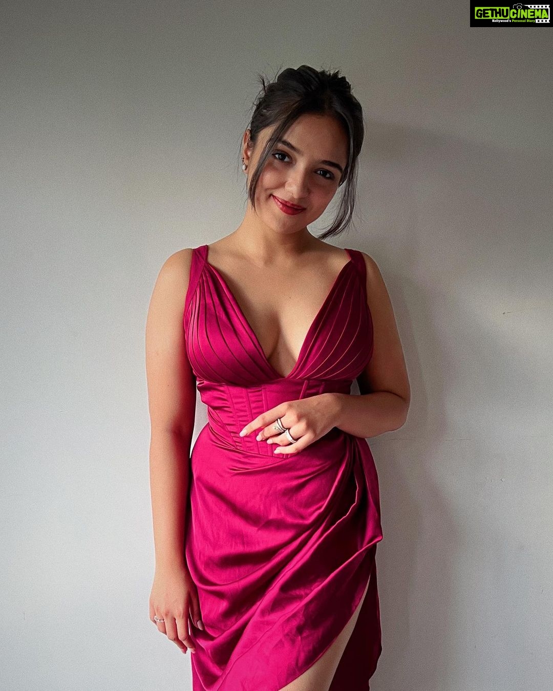 Ahsaas Channa - 558K Likes - My obsession with satin red ends here 🐙
Wearing @kayjaybykritika