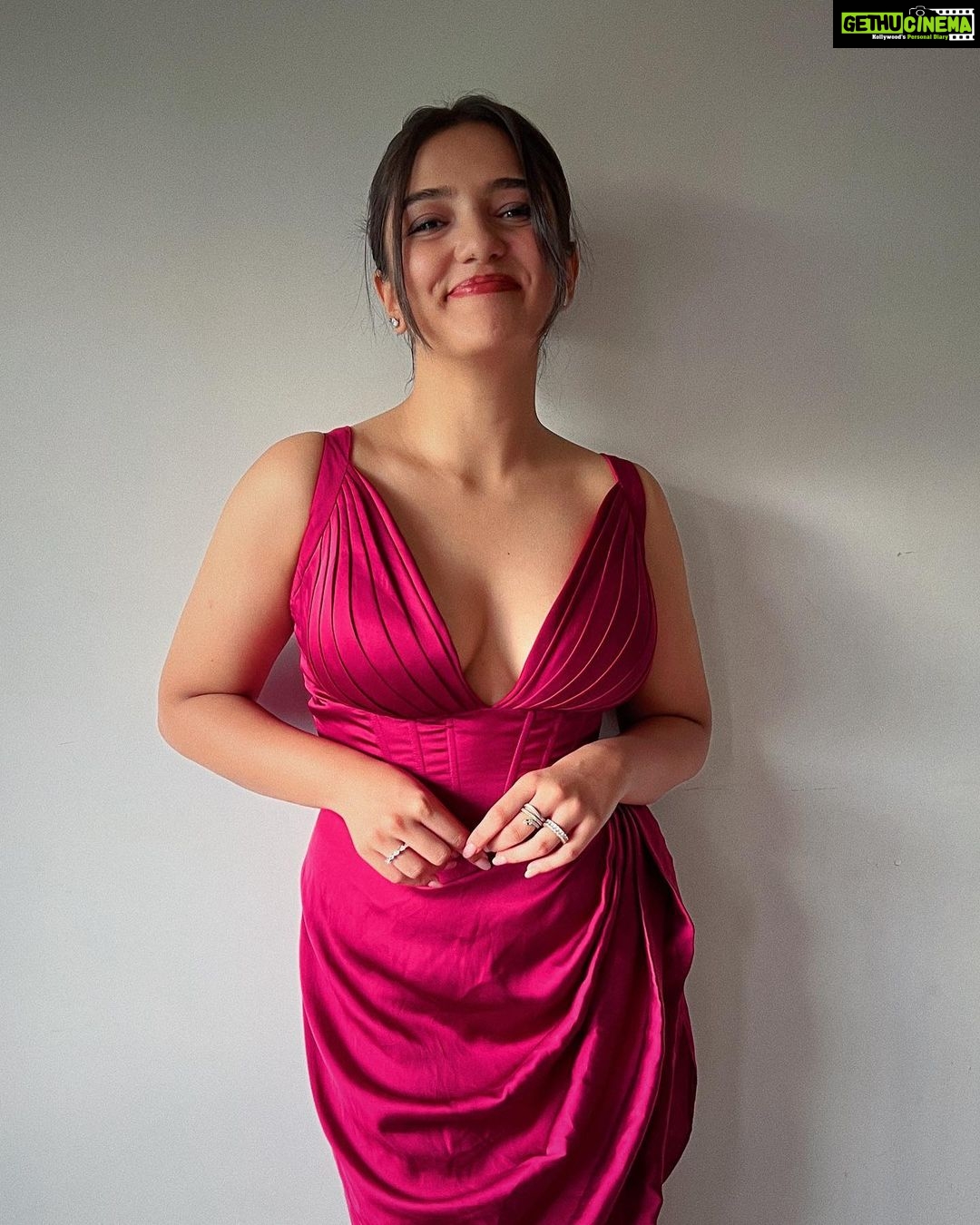 Ahsaas Channa - 558K Likes - My obsession with satin red ends here 🐙
Wearing @kayjaybykritika