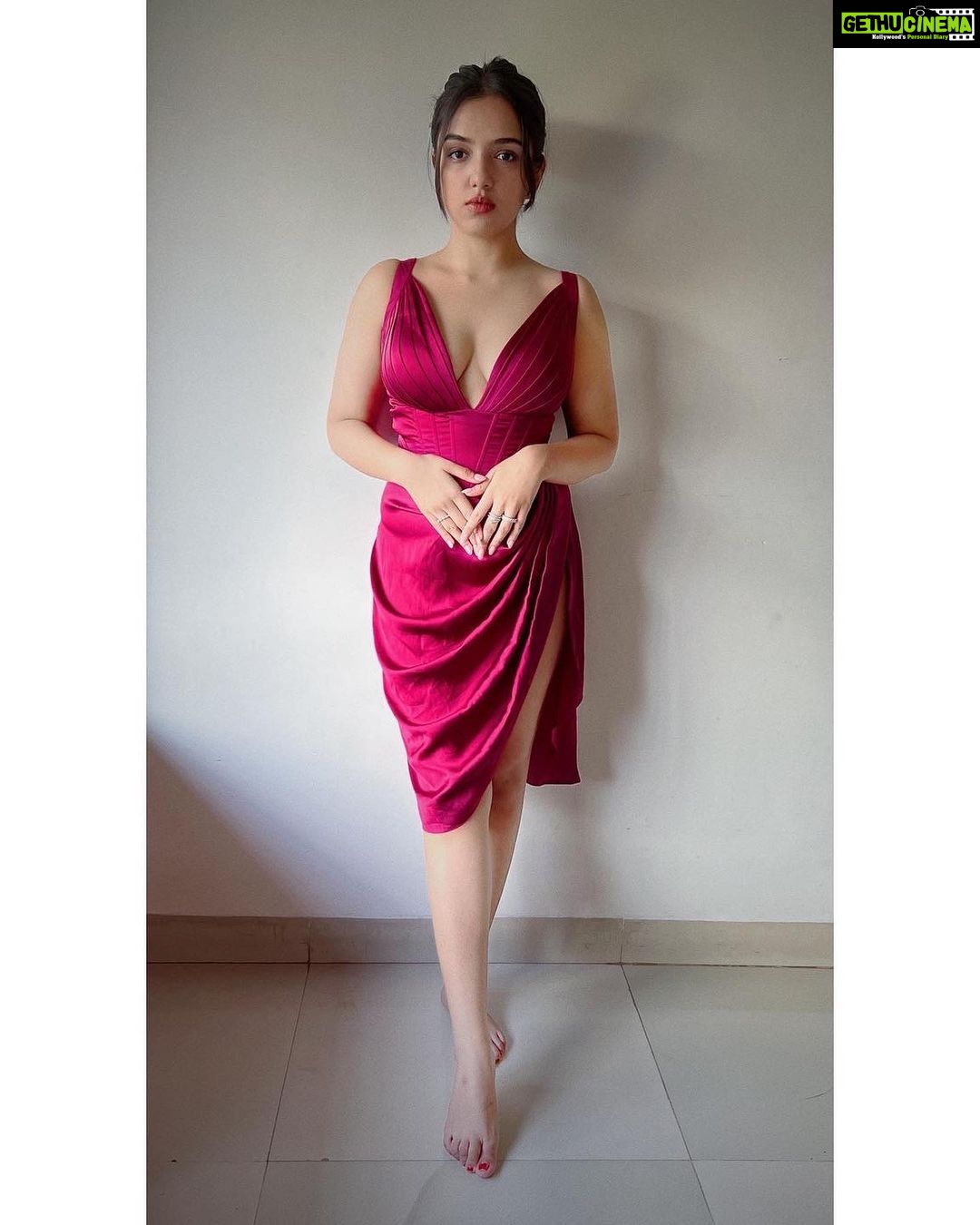 Ahsaas Channa - 558K Likes - My obsession with satin red ends here 🐙
Wearing @kayjaybykritika