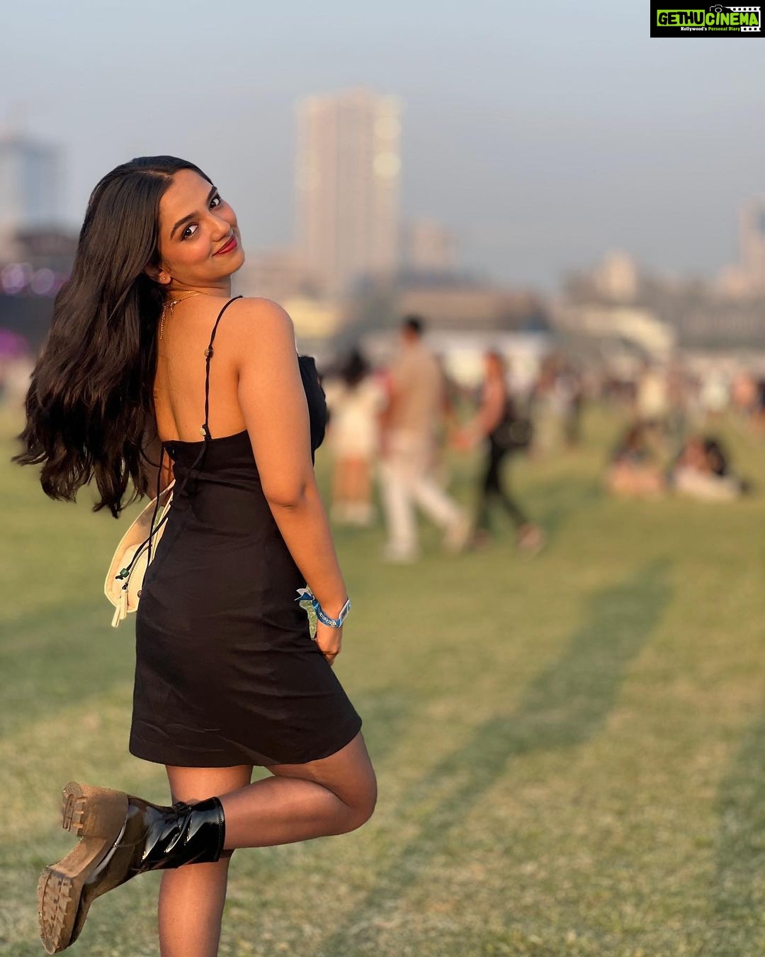 Ahsaas Channa - 406.7K Likes - Lollapalooza lewk with my concert buds.
@lollaindia
@baskarabhi @ishaniyat