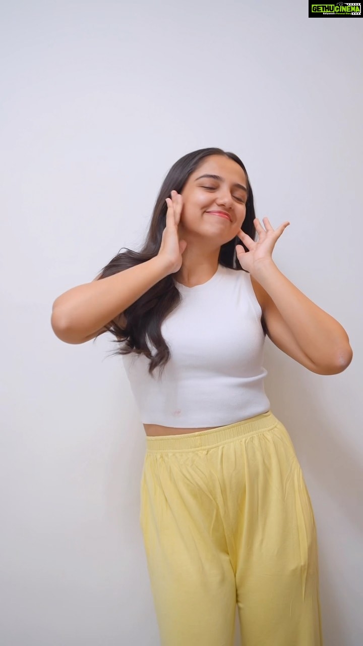Ahsaas Channa Instagram - #Collaboration Want a one stop solution for your skin woes? 🤔 I got you! 💗 Made with natural ingredients 🍃and backed by science👩🔬with 30X* Vitamin C, Garnier Vitamin C serum fights dullness and dark spots with visible difference in just 3 Days.🤯 A clean formulation which is suitable for all skin types, textures, tones 👧🏻👧🏽👧🏼and can be used in all weathers☔❄️and any time of the day!🌛🌞 Get beautiful bright skin Instantly! ✨ #Garnier #GarnierIndia #InstantBrightness #Brightness #NoSulphate #NoParaben #DarkSpots #Brigtness #Serum #VitaminC