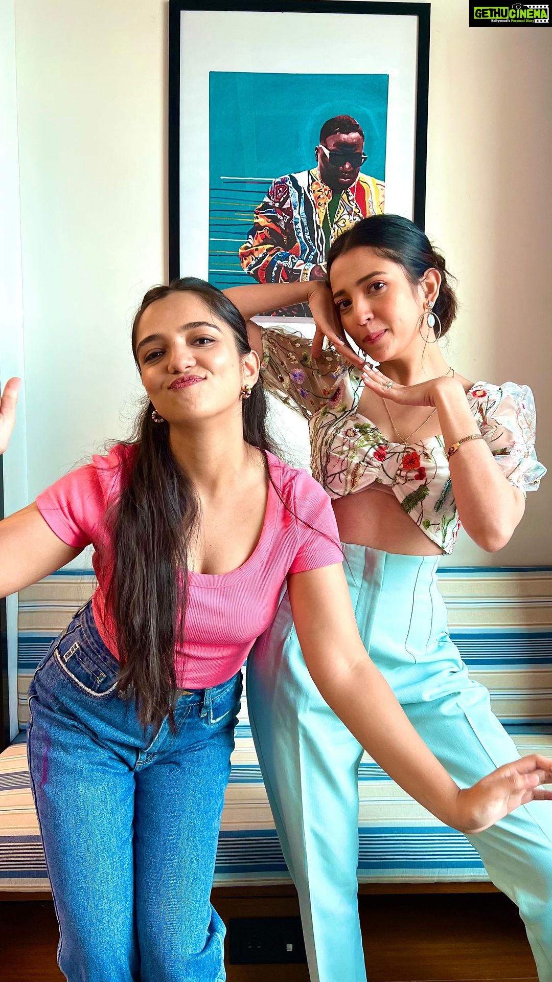 Ahsaas Channa Instagram - #SpellingB episode 4 with @ahsaassy_ 💕💕💕 . Dekho cheating toh ki but results are fair! 😅 #spellingbee #saturday #weekend #weekendvibes #funny #funnyvideo #saturdayvibes #ahsaaschanna #lol #behen #marryme #instagramreels #happyweekend