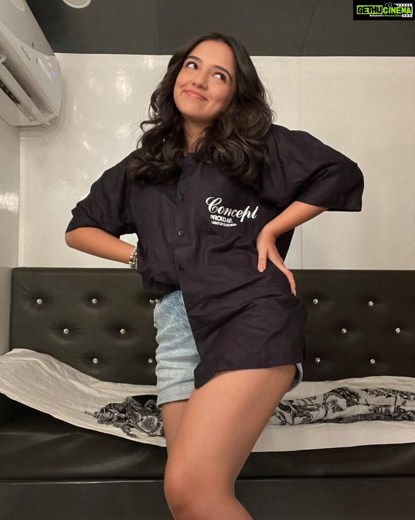 Ahsaas Channa Instagram - Here’s to the 6 am energy of a girl who’s exhausted because of the most hectic week she’s had but she’s living and loving it a lot She’s also obsessed with this shirt by @turnt.up.clothing Makeup by @imsumansingh Hair by @ramihalder Phone case @toclosetofficial