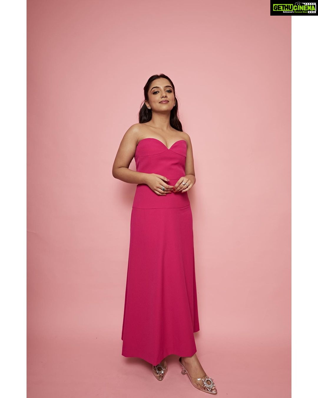 Ahsaas Channa Instagram - π πΈ @deovaltrivedi51 Makeup by @ritikaturakhia01 Assisted by @makeupartistraga Hair by @sandybeauti Styled by @stylebykayal Necklace and ring by @kushalsfashionjewellery Heels by @sana.k.official