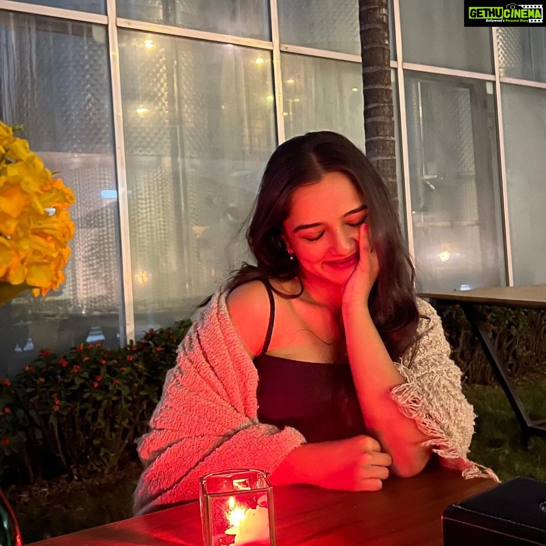 Ahsaas Channa Instagram - A bottle of something old and red with my best friends! ❤️ Thankyou @fratelliwines for making this girls trip the most memorable one and special. Ended the trip with open air lawn dinner which was the highlight for me on this entire trip. Fratelli Vineyards, Akluj, Maharashtra.