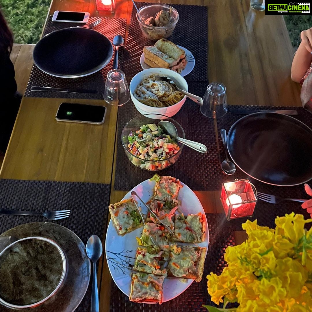 Ahsaas Channa Instagram - A bottle of something old and red with my best friends! ❤️ Thankyou @fratelliwines for making this girls trip the most memorable one and special. Ended the trip with open air lawn dinner which was the highlight for me on this entire trip. Fratelli Vineyards, Akluj, Maharashtra.