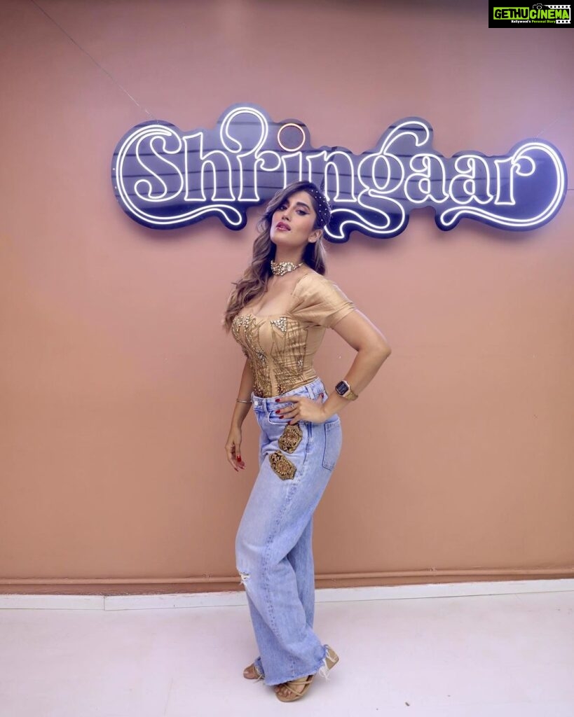 Akasa Instagram - jugaad ka #Shringaar 👀 These jeans are from a previous music video of mine (guess which?) styled them with this gorg @saanjhbylea corset ✨ choker by @meraki.mumbai , HMU by the amaze @ladyatplay_tarsha asst by @promise_thehairartist If you couldn’t tell already, I LOVE getting Shringaar’d 🥰 • • • • • #akasasingh #akasa #akasasing #akasians #akasakebesties #ootd #fashion #trending #explore #punjabi #HMU #style #indian #naagin
