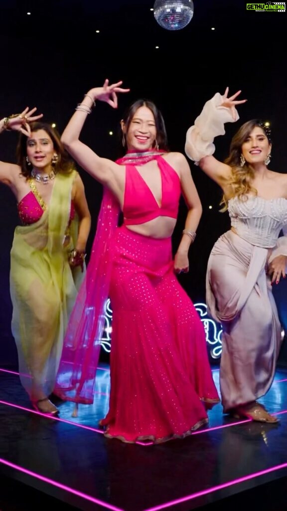 Akasa Instagram - Had the BEST time with these beauties @akasasing @aasthagill dancing to their latest song 💖🔥SHRINGAAR🔥💖 Try out this fun hookstep and tag us when you do! 💫 @raftaarmusic @sonymusicindia #ElinaHsiung #Shringaar #ShringaarDanceChallenge #AasthaGill #AKASA #Raftaar #Vayu #2Hot2Handle #dance #dancereels #trending #trendingreels