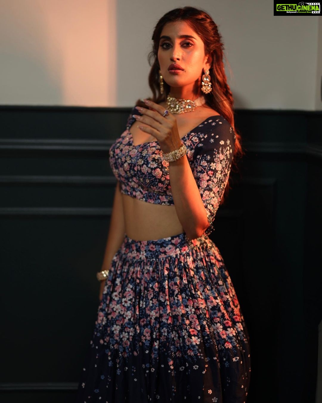 Akasa Instagram - dhuppaan de naal lad ladke mai labbiyaan apniyaan chaavan ✨ • • • • • • styled by @pallakhshah wearing @labelpriyankakar jewellery @meraki.mumbai MUA @safasheikhbeauty hair: photo and direction: location: my house that I can’t wait to show y’all 🥹