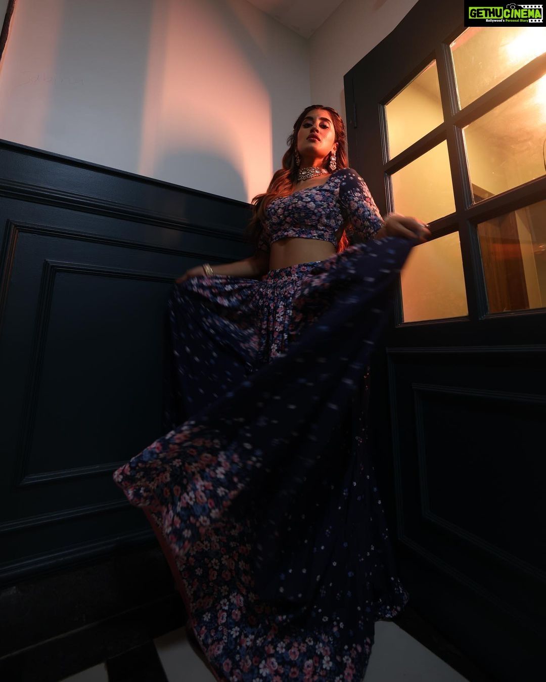 Akasa Instagram - dhuppaan de naal lad ladke mai labbiyaan apniyaan chaavan ✨ • • • • • • styled by @pallakhshah wearing @labelpriyankakar jewellery @meraki.mumbai MUA @safasheikhbeauty hair: photo and direction: location: my house that I can’t wait to show y’all 🥹