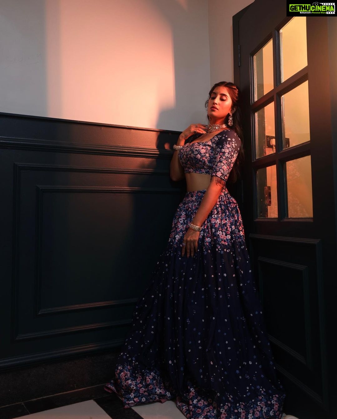 Akasa Instagram - dhuppaan de naal lad ladke mai labbiyaan apniyaan chaavan ✨ • • • • • • styled by @pallakhshah wearing @labelpriyankakar jewellery @meraki.mumbai MUA @safasheikhbeauty hair: photo and direction: location: my house that I can’t wait to show y’all 🥹