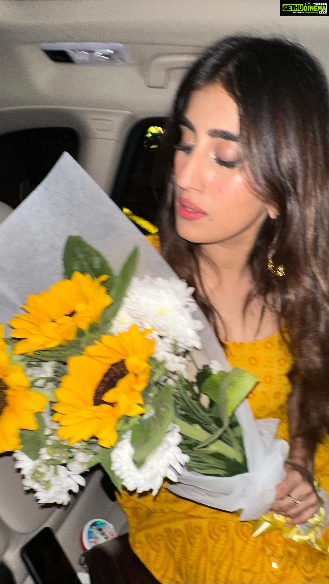 Akasa Instagram - i wish you sunshine and sunflowers ✨🌻 • • • • • #akasa #akasasingh #akasasing #akasakebesties #akasians #trending #love #fyp #explore #fashion #ootd #femininegoddess #trendingreels #naagin #shringaar #biggboss #thick #punjaban #trendingsongs