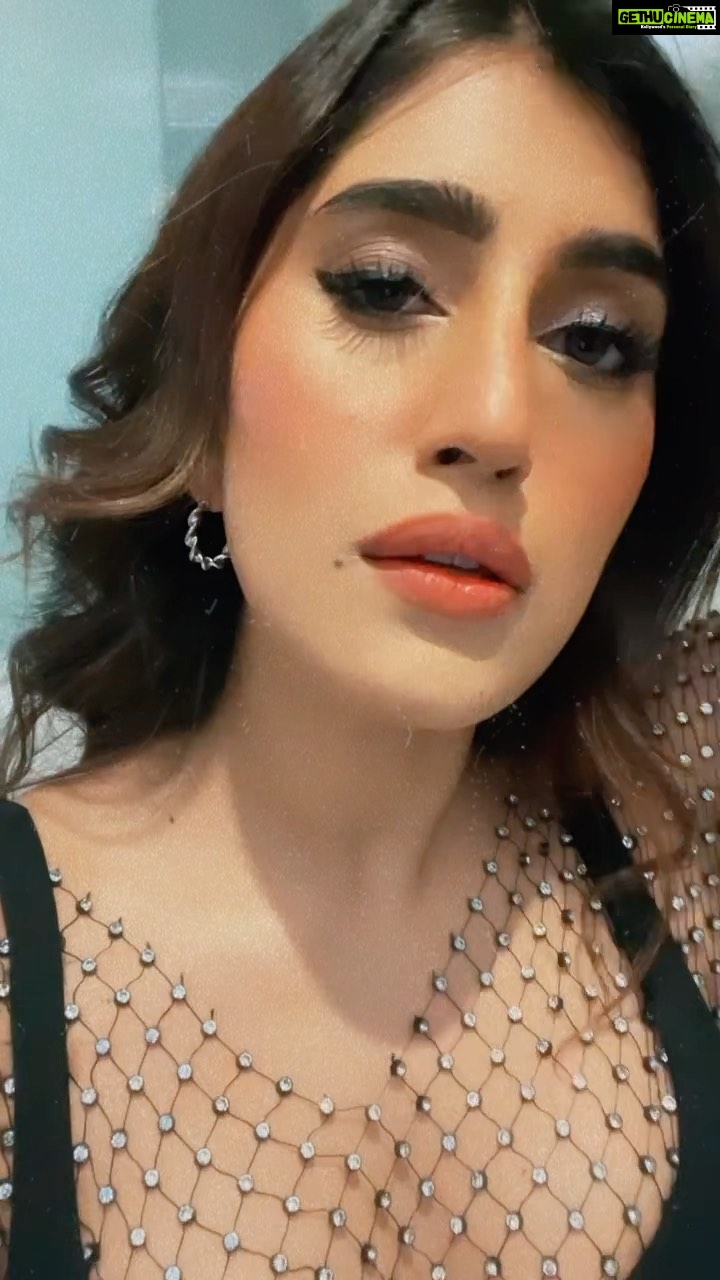 Akasa Instagram - boom 🫡 • • • • • • • • • • • • #makeuptransition #makeup #transition #akasa #akasasingh #akasasing #akasakebesties #akasians #trending #love #fyp #explore #fashion #ootd #femininegoddess #trendingreels #naagin #shringaar #biggboss #thick #punjaban #trendingsongs