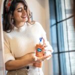 Akasa Instagram - If you know me, you know meri aur sardi ki bilkul nahi banti 🥲 isliye itna zaroor pata hai ki #DilliKiSardiBasDilliKeBasKi But, It’s is different fun in enjoying Dilli winters 🥶 @vaselineindia explains all my feelings with the funkiest video ever! Go watch the video on their page and you’ll know why 🤌🏼