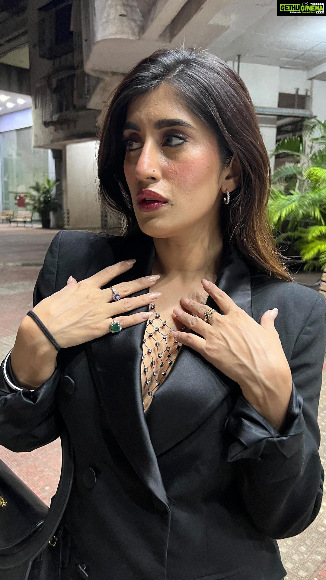 Akasa Instagram - got my big boy suit on ✅ • • • • • • • • #akasa #akasasingh #akasasing #akasakebesties #akasians #trending #love #fyp #explore #fashion #ootd #femininegoddess #trendingreels #naagin #shringaar #biggboss #thick #sza #bigboy #suit