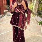 Akasa Instagram - meri kurti malmal but you are a khatmal 🤌🏼 • wearing @shopmulmul earrings @meraki.mumbai • • • • • • • #akasa #akasasingh #akasasing #akasakebesties #akasians #trending #trendingreels #explorepage #explore #fyp #trendingnow #ootd #indian #desi #love #naagin #biggboss #punjabi #punjaban