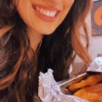 Akasa Instagram - mai hi hoon jalebi baby 🌝 • • • • #Akasa #akasasingh #akasians #akasakebesties #love #trending #explore #punjabi #dessert #jalebi #desi