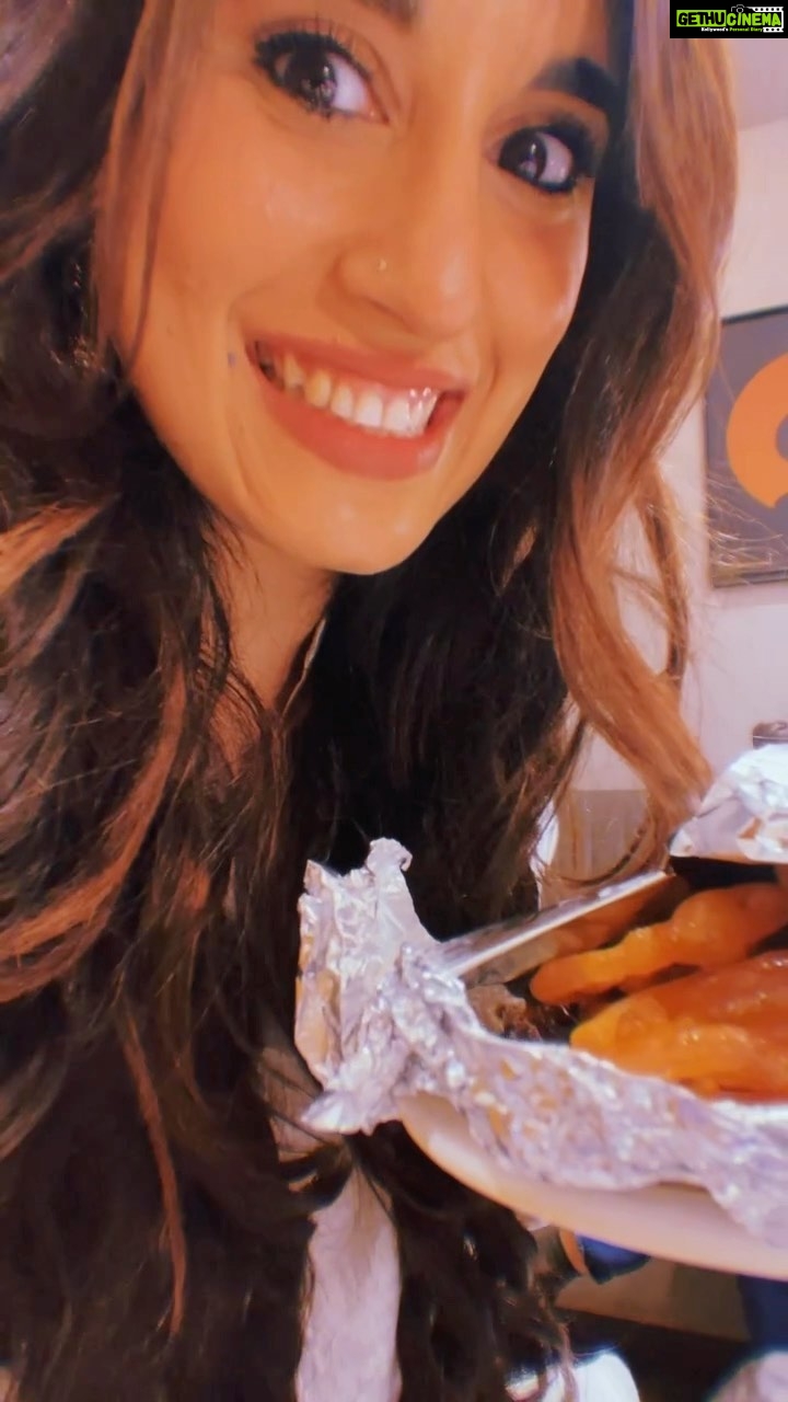 Akasa Instagram - mai hi hoon jalebi baby 🌝 • • • • #Akasa #akasasingh #akasians #akasakebesties #love #trending #explore #punjabi #dessert #jalebi #desi