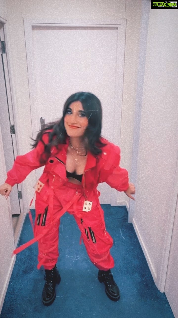Akasa Instagram - pre-gig jig ✅ • • • wearing: @thesource_buyorborrow • • #akasa #akasasingh #akasians #akasakebesties #explore #trending #trendingreels #dance #fyp #music #naagin #shringaar #biggboss #trendingsongs #beyonce