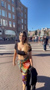 Akasa Instagram - adding the Damn to the Dam Square 🍫 • • • • • #akasa #akasasingh #akasians #akasakebesties #fashion #ootd #curvygirl #trending #explore #trendingreels #trendingsongs #fyp #amsterdam #europe #travel #naagin #shringaar #biggboss Amsterdam, Netherlands