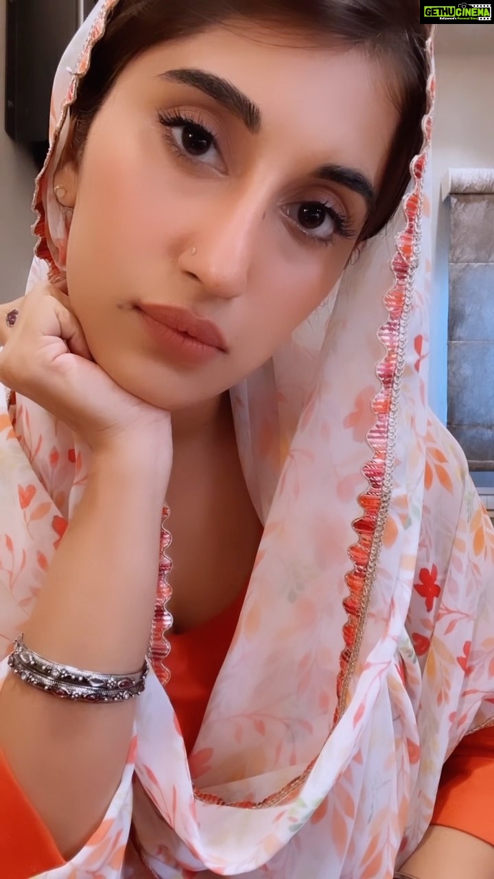 Akasa Instagram - teri mehfil mein lekin… ✨ • • • • • #akasa #akasasingh #akasakebesties #akasians #trending #trendingsongs #indian #desi #punjabi #ethnicwear