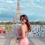 Akasa Instagram - as surreal as teenaged Kasa thought it would be ✨🌸 • • • • • #akasa #akasasingh #akasakebesties #akasians #paris #eiffeltower #travel #explore #fyp #trending #trendingreels #shringaar #naagin