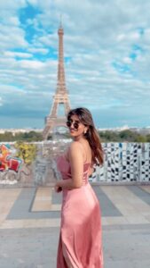 Akasa Instagram - as surreal as teenaged Kasa thought it would be ✨🌸
•
•
•
•
•
#akasa #akasasingh #akasakebesties #akasians #paris #eiffeltower #travel #explore #fyp #trending #trendingreels #shringaar #naagin