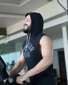 Akhil Akkineni Instagram - Thank your stars ⭐️ Feel content & enjoy your Sunday 💪🏻