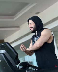 Akhil Akkineni Instagram - Thank your stars ⭐️ Feel content & enjoy your Sunday 💪🏻