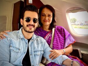 Akhil Akkineni Instagram - Short trip to kochi after so long with my sunshine.... lots of chatting at 27 thousand feet 🤗 @akkineniamala