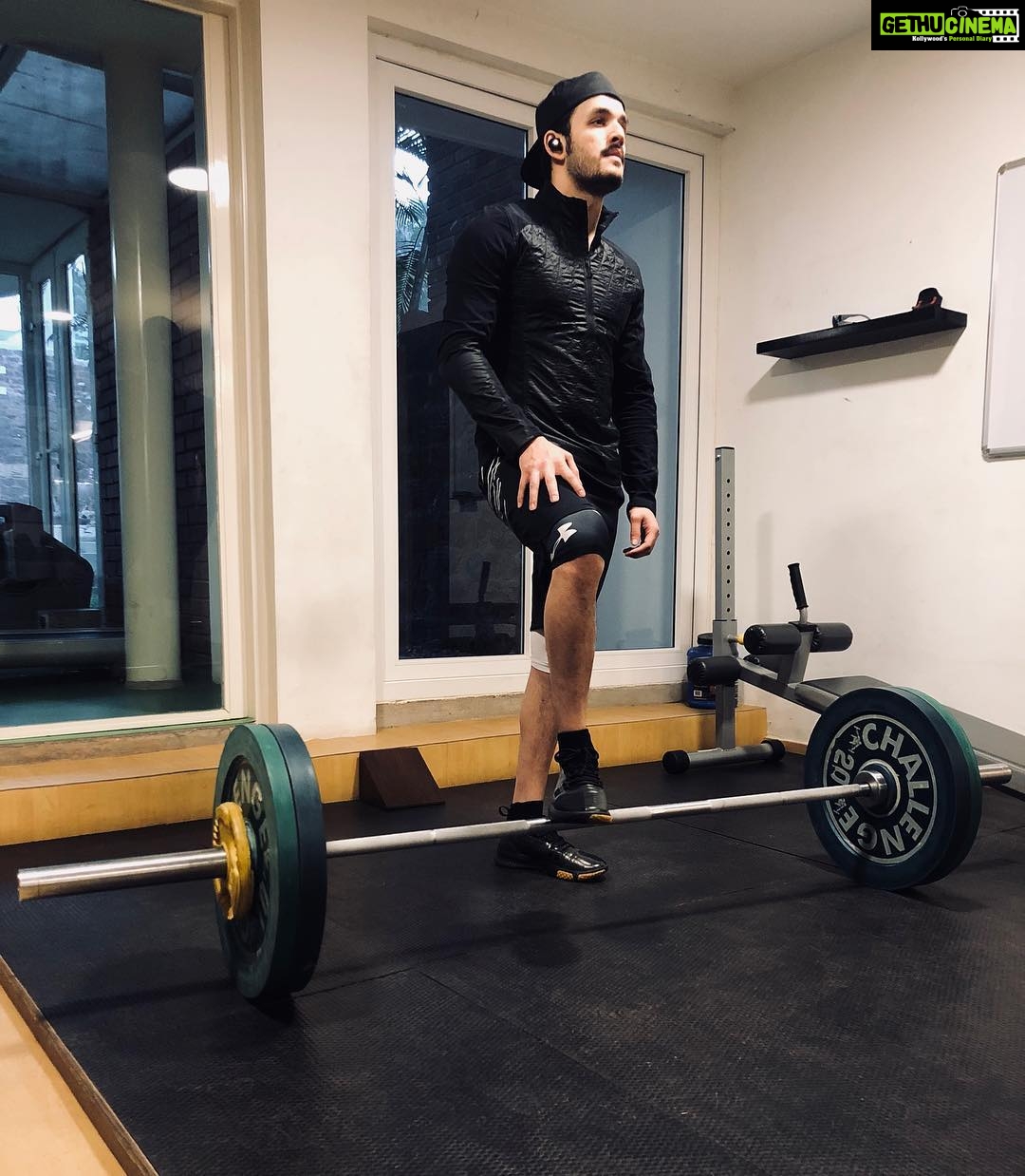 Akhil Akkineni Instagram - Good morning !! Well that’s me feeling like a king after smashing deadlift day! Don’t forget to do your planks ! Not like my little Drogo....more like me😂 #greatstarttotheday