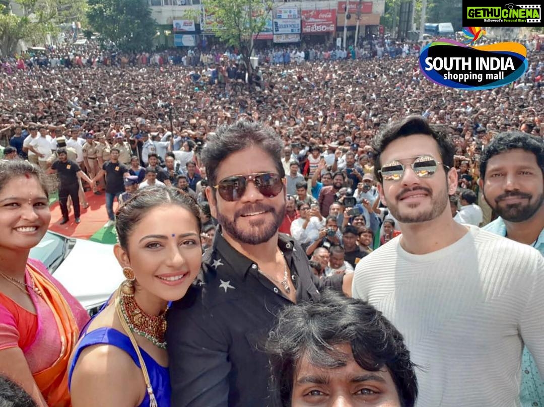 Akhil Akkineni Instagram - Happy shopping Rajahmundry:) @sureshseerna @southindiashopping