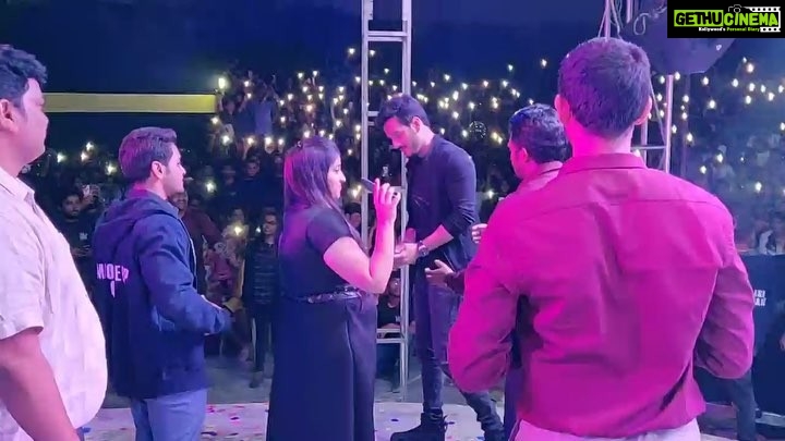 Akhil Akkineni Instagram - Thank you for the the love GITAM ! What a fest what energy ! You guys really have the energy I wish I could have all the time. Love you guys ..... until next time then ✌🏻😎✌🏻 #gitamfest #gitamvizag