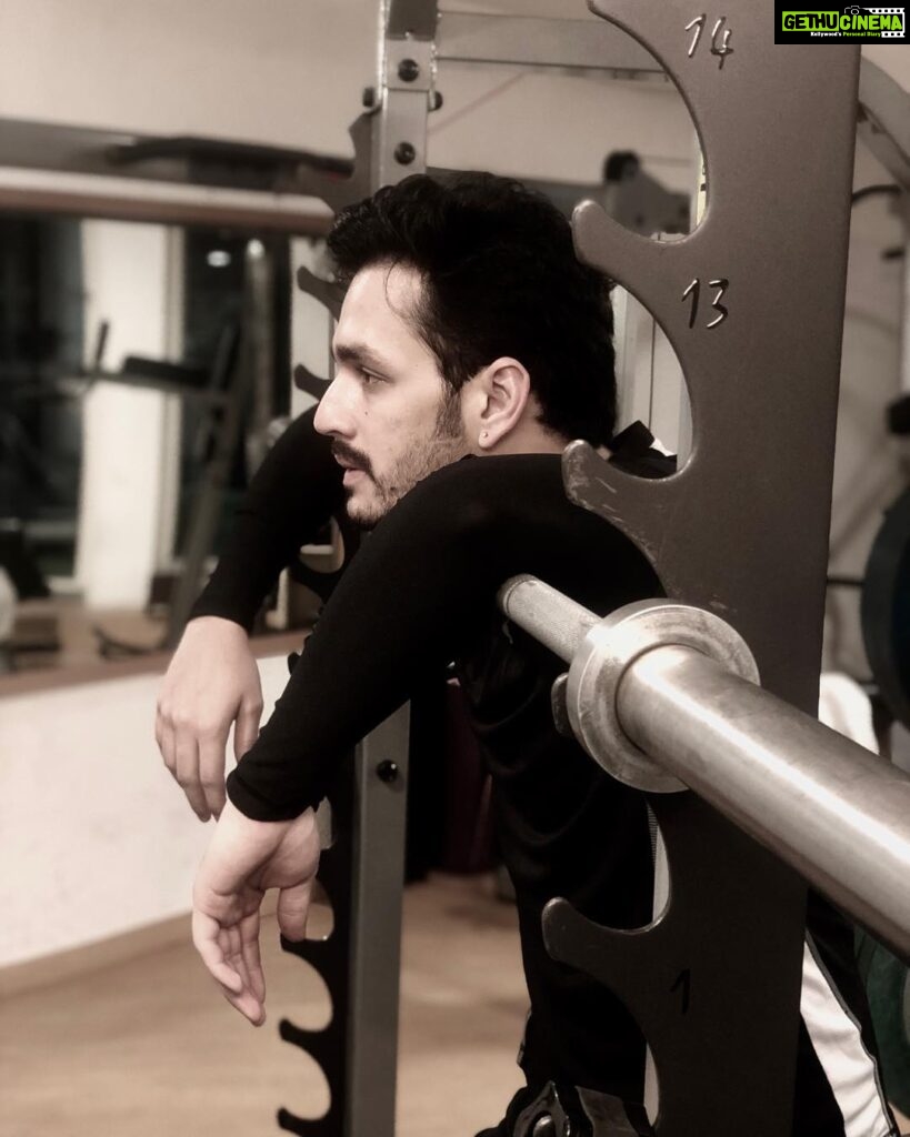Akhil Akkineni Instagram - Early start again ! Becoming a thing to look forward to 👌🏻 my downtime ! #5ambenchpress #beatthesunup