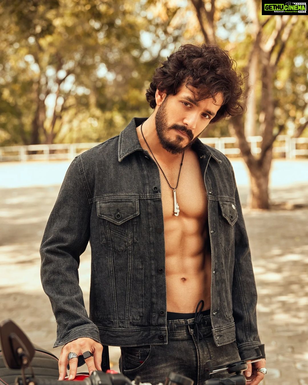 Akhil Akkineni - 335.4K Likes - ☀️
#throwback
Shoot by @rahuljhangiani
Styled by @harmann_kaur_2.0
