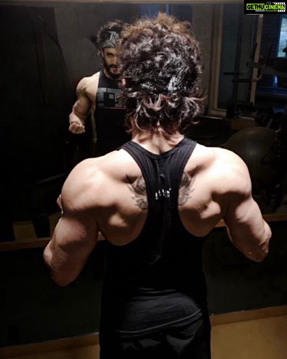 Akhil Akkineni Instagram - Sunday isn’t rest day It’s flex day 😈