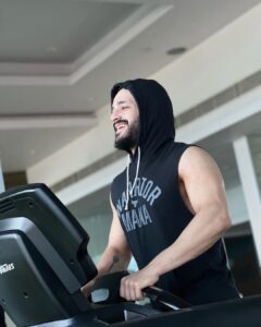 Akhil Akkineni Instagram - Thank your stars ⭐️ Feel content & enjoy your Sunday 💪🏻