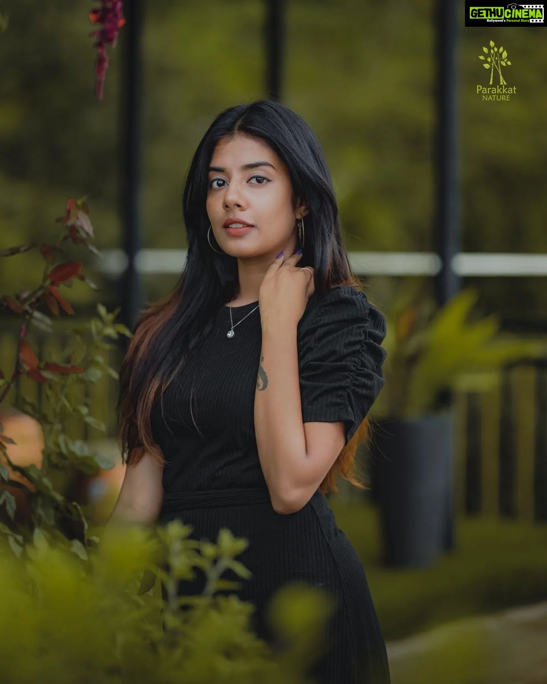 Akshaya Udayakumar Instagram - Blackthing ✔️ Pc:-@amal.nef Location:-@parakkatnatureresortmunnar Parakkat Nature Resorts Munnar