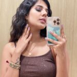 Akshaya Udayakumar Instagram - Everytime i look into ur eyes I get butterflies I’m so glad she with me And not the other guys I like to see her In the bride As she’s my wife Yeah yeah I’m living a high life🔥 Mua :- @hiwagaindia