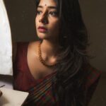 Akshaya Udayakumar Instagram - ഓർത്തിരുന്ന് ഓർത്തിരുന്ന് നിഴലുപോലെ ചിറകൊടിഞ്ഞു കാറ്റിലാടി നാളമായ് നൂല് പോലെ നേർത്തു പോയ് ചിരി മറന്നു പോയി✨ Pc:-Gokulbenny✨